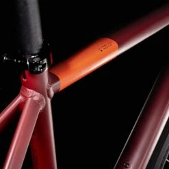 Cube Touring Darkred N Red Vélo Trekking Homme -VTT semi-rigide Remise 548110 Cube Touring darkred n red 2022 Trekkingrad Herren 2 1280x1280 2