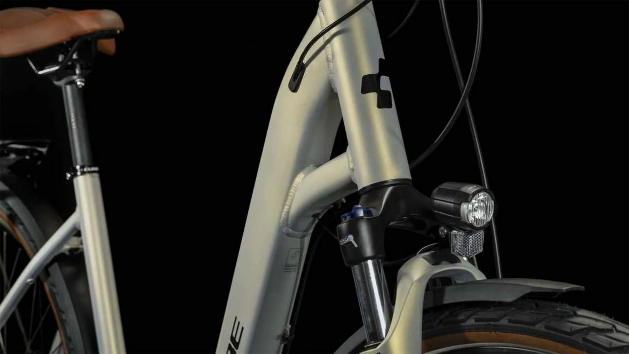 Cube Touring Pro Pearlysilver N Black Vélo Trekking Col De Cygne 4 Cube Touring Pro Pearlysilver N Black Vélo Trekking Col De Cygne – Image 4