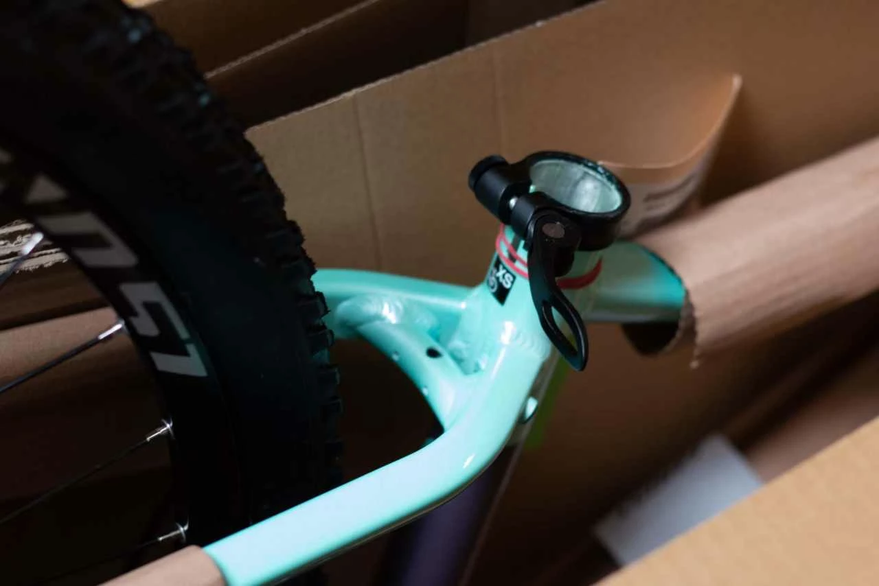 Ghost Lanao Essential 27.5 AL Pearl White / Green Bay Metallic Glossy / Matt VTT Semi-rigide Femme Modèle Spécial 2 Ghost Lanao Essential 27.5 AL Pearl White / Green Bay Metallic Glossy / Matt VTT Semi-rigide Femme Modèle Spécial – Image 2