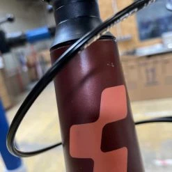 Cube Access WS Pro Rubymetal N Pink VTT Semi-rigide Femme Peinture Endommagée -VTT semi-rigide Remise IMG 3392 1280x1280