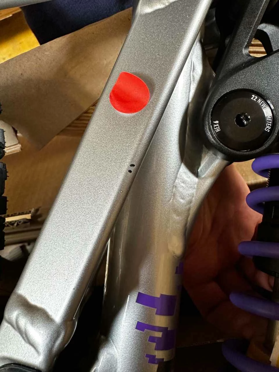 Ghost Riot AM AL Full Party Silver / Purple Glossy VTT Tout Suspendu Peinture Endommagée 2 Ghost Riot AM AL Full Party Silver / Purple Glossy VTT Tout Suspendu Peinture Endommagée – Image 2