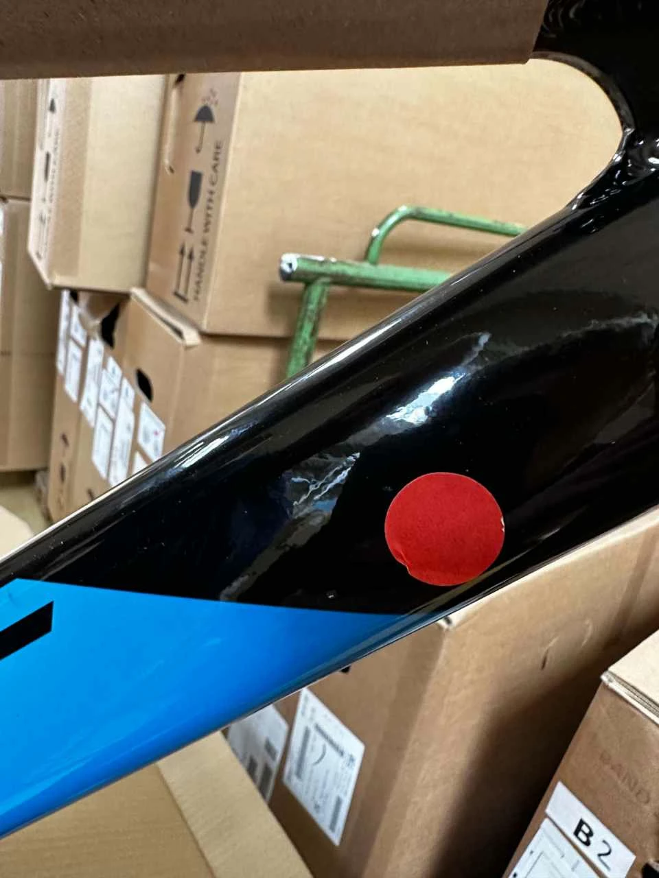 Ghost Kato Universal 27.5 AL Black / Bright Blue Glossy VTT Semi-rigide Peinture Endommagée 2 Ghost Kato Universal 27.5 AL Black / Bright Blue Glossy VTT Semi-rigide Peinture Endommagée – Image 2