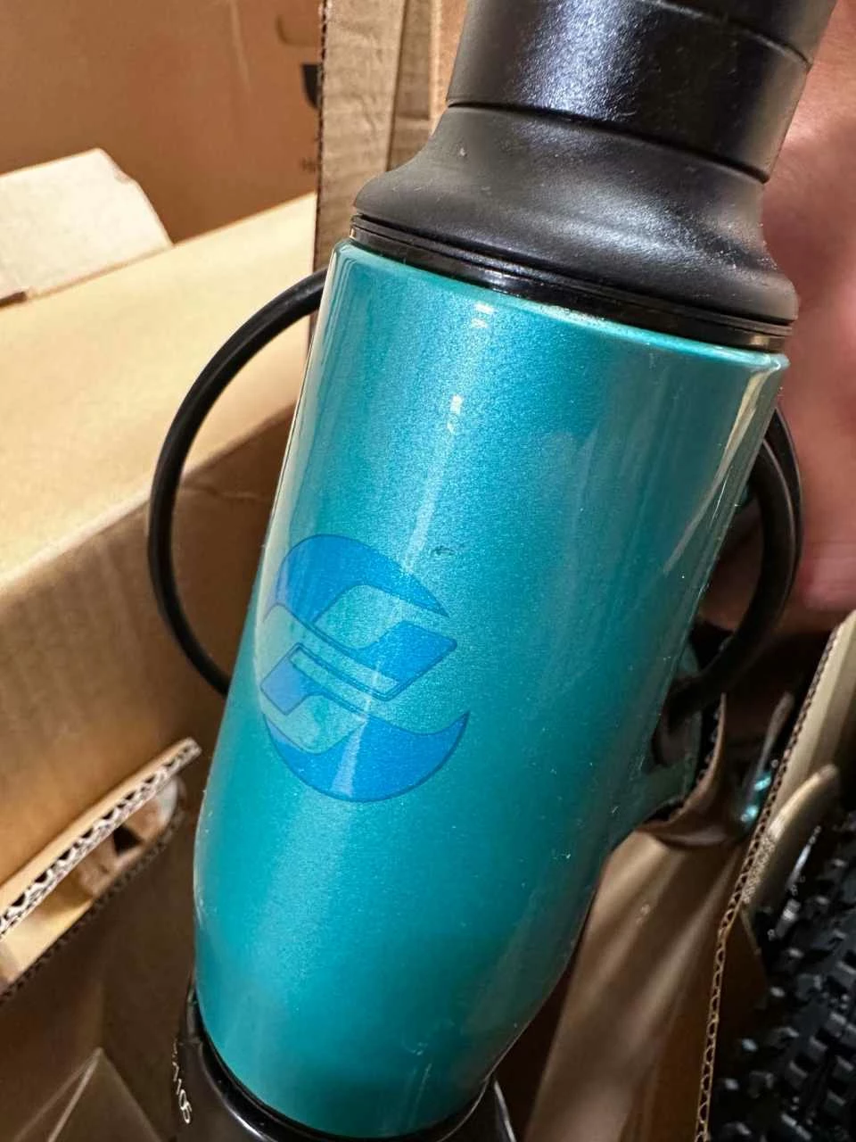 Ghost Kato Universal 27.5 AL Bluegreen Pearl / Azur Blue Metallic Glossy VTT Semi-rigide Peinture Endommagée 2 Ghost Kato Universal 27.5 AL Bluegreen Pearl / Azur Blue Metallic Glossy VTT Semi-rigide Peinture Endommagée – Image 2