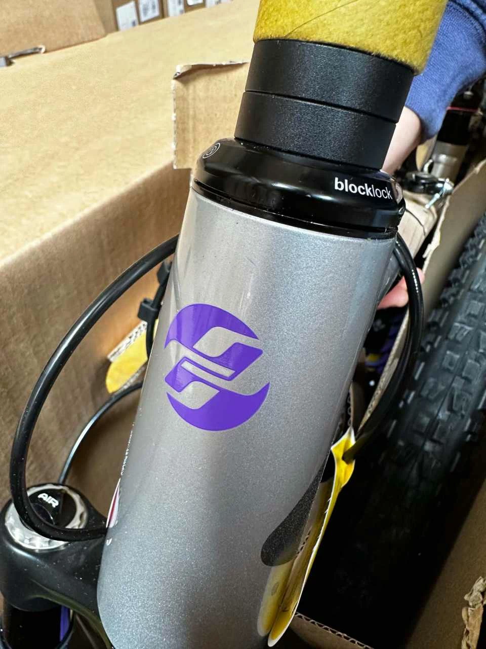 Ghost Riot AM AL Full Party Silver / Purple Glossy VTT Tout Suspendu Peinture Endommagée 2 Ghost Riot AM AL Full Party Silver / Purple Glossy VTT Tout Suspendu Peinture Endommagée – Image 2