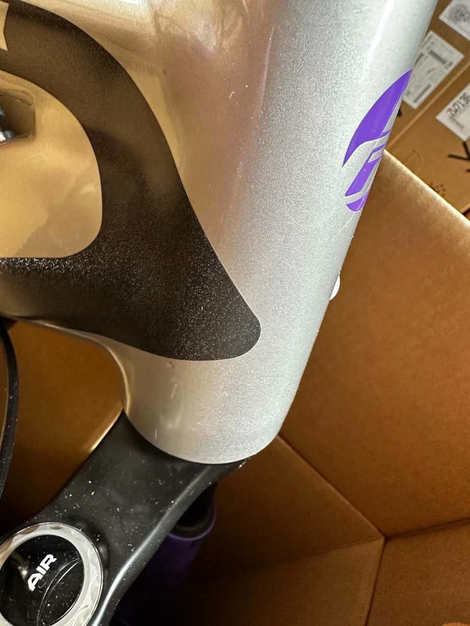 Ghost Riot AM AL Full Party Silver / Purple Glossy VTT Tout Suspendu Peinture Endommagée 3 Ghost Riot AM AL Full Party Silver / Purple Glossy VTT Tout Suspendu Peinture Endommagée – Image 3