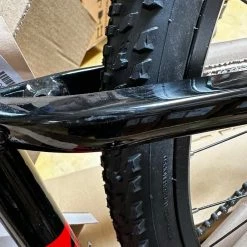 Ghost Kato 29 AL Black / Riot Red Glossy VTT Semi-rigide Peinture Endommagée -VTT semi-rigide Remise IMG 9100 1280x1280