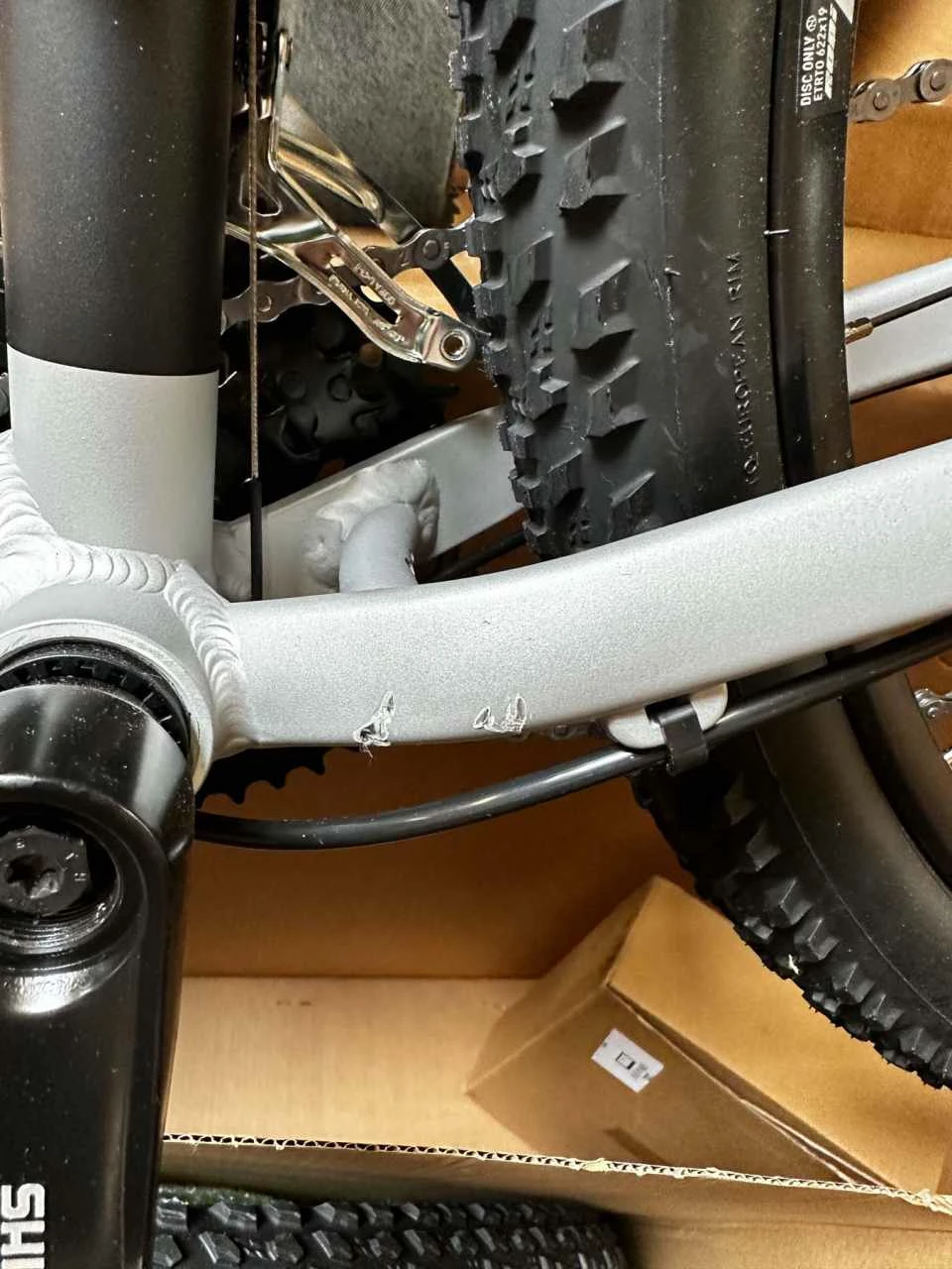 Ghost Kato Essential 29 AL U Blue / Black / Gray VTT Semi-rigide Peinture Endommagée 2 Ghost Kato Essential 29 AL U Blue / Black / Gray VTT Semi-rigide Peinture Endommagée – Image 2